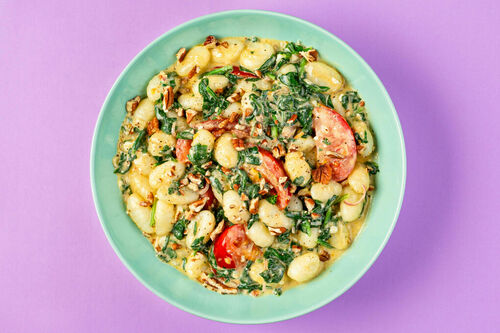 Cremige Gnocchi in Feta-Tomatensauce mit Spinat und Pekannüssen