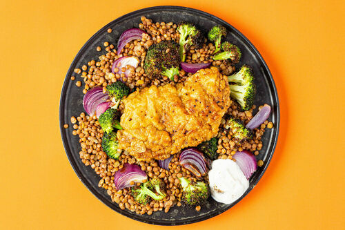 Würziges Hähnchen mit cremigem Joghurt und herzhaftem Brokkoli-Linsen-Salat