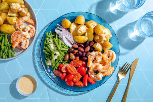 Garnelen auf Salade niçoise mit Kartoffeln und grünen Bohnen