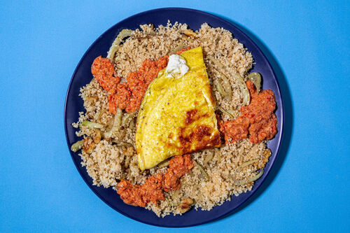 Feta-Omelett auf Fenchel-Couscous mit einer würzigen Paprika-Walnuss-Sauce