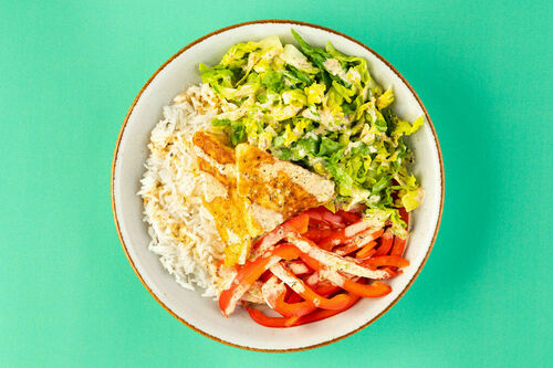 Goldender Feta mit Limettendressing auf buntem Gemüse und Basmatireis