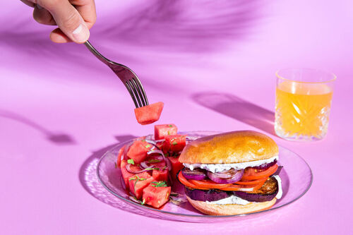 Auberginenburger vom Grill mit Feta-Minz-Creme und Wassermelonensalat