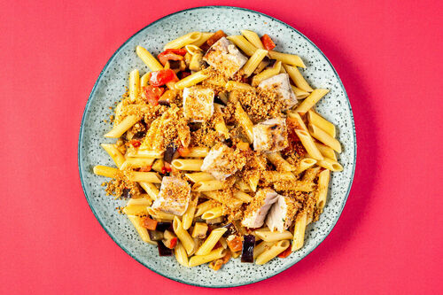 Alaska-Seelachs in Auberginenragout mit Pasta, Rosinen und Knusperbröseln