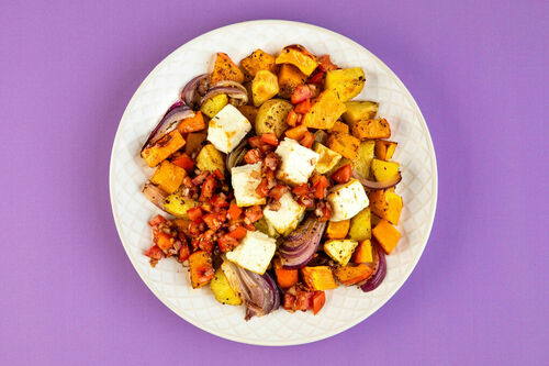 Kartoffel-Kürbis-Gemüse mit Greek White dazu fruchtige Tomatensalsa