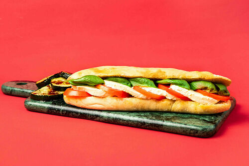 Tomate-Mozzarella-Sandwich mit gerösteter Balsamico-Zucchini