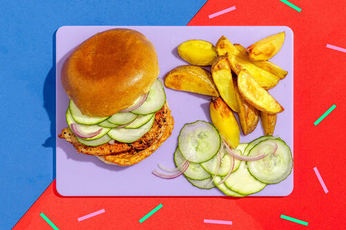 Tex-Mex-Hähnchenburger mit Zucchini, Gurke und Ofenkartoffeln