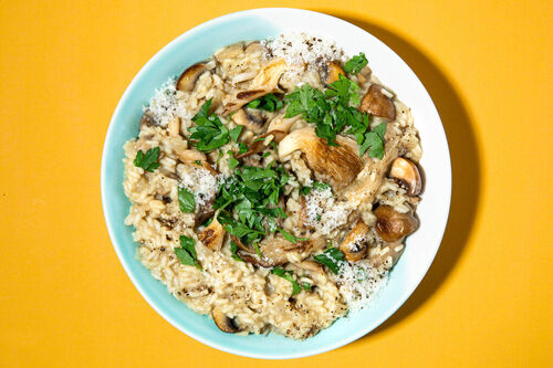 Risotto mit Austernpilzen und Champignons, garniert mit Petersilie