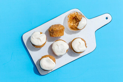 DNU Leckere Karotten-Cupcakes garniert mit feiner Crème fraîche