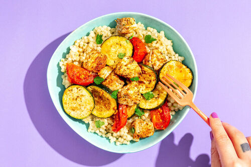 Zarter Seelachs mit Ofengemüse und Petersilie auf Perlencouscous