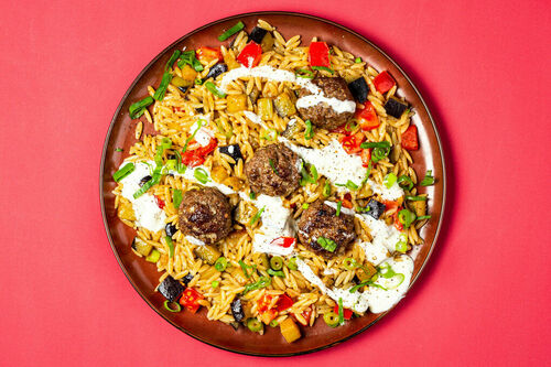 Warmer Nudelsalat mit Fleischbällchen mit Aubergine und Joghurtdip