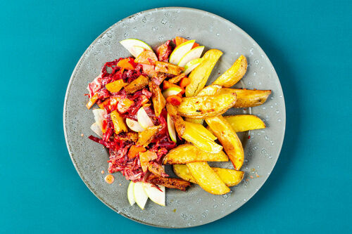 Rote-Bete-Salat mit veganem Hähnchen dazu gebackene Kartoffelspalten