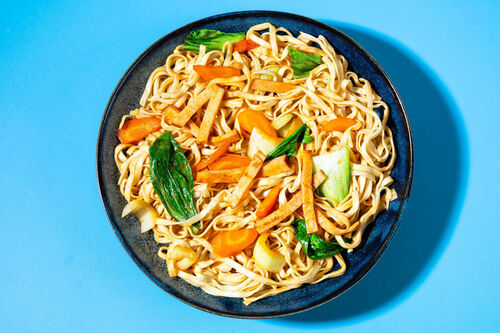 Räucherhähnchen und Chili-Nudeln mit buntem Gemüse