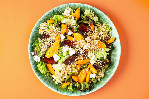 Quinoa mit Ziegenkäse und Orange mit ofengeröstetem Rübengemüse