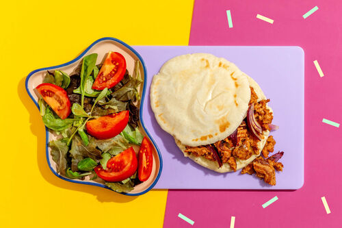 Vegane Pita mit griechischem Hack dazu Salat mit frischen Tomaten