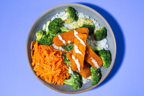 Vegane Fischstäbchen mit Brokkoli auf Sushireis und Karottensalat