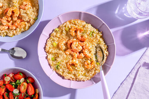 Zartes Garnelenrisotto mit Lauch dazu ein frischer Salat aus Kirschtomaten