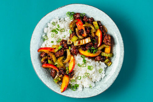 Süß-saure Veggiehackpfanne mit Nektarine und Sushireis