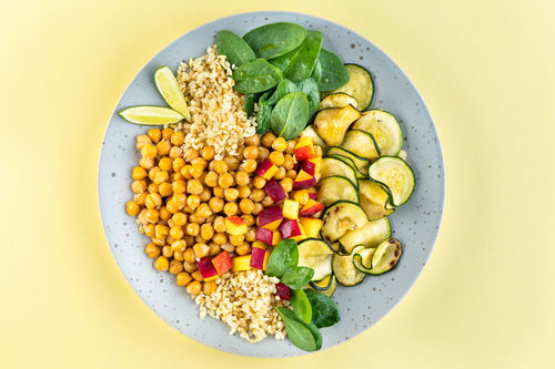 Fruchtig-frischer Bulgursalat mit Nektarine und Kichererbsen