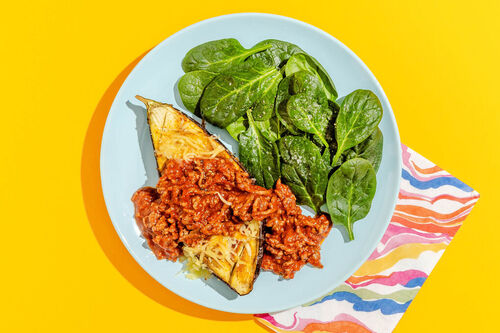 Überbackene Aubergine mit veganer Bolognese dazu zarter Spinatsalat