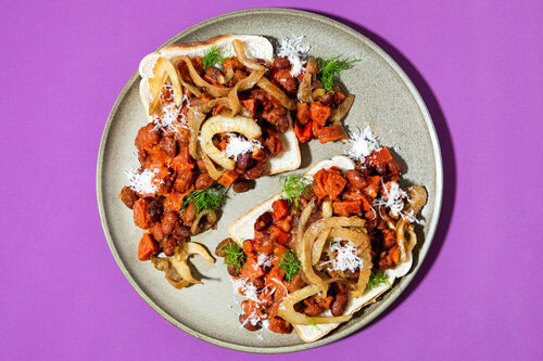 Chorizo und Bohnen auf Toast mit gebratenem Fenchel und geriebenem Käse