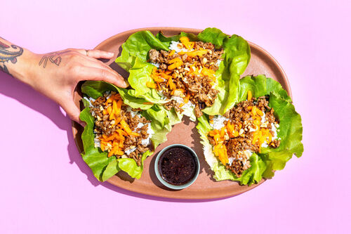 Frische Salatschiffchen mit Schweinehack mit Hoisin-Dressing und Erdnüssen