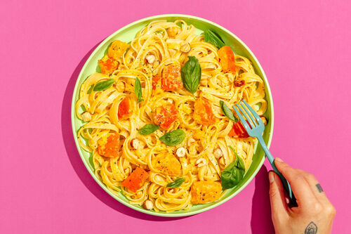 Cremige Tagliatelle mit Kürbis und Basilikum mit gerösteten Haselnüssen