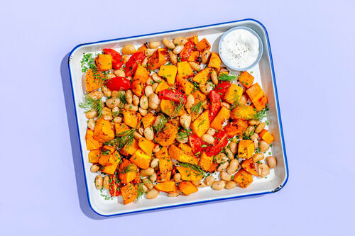 Mediterranes Bohnen-Kürbis-Gemüse mit Tomaten, Kräutern und Joghurtdip