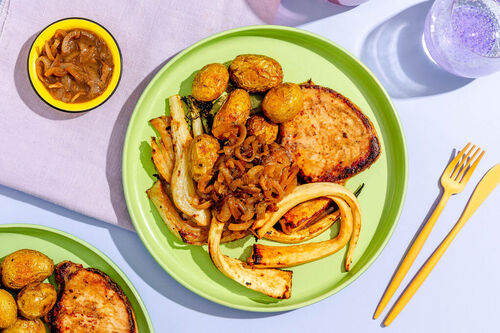 Saftiges Schweinerückensteak an Kartoffeln und Ofengemüse mit Misonote