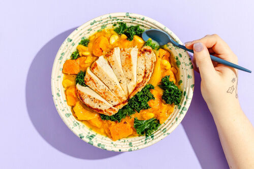 Zartes Schweinesteak auf Bohnensuppe mit Kürbis und Grünkohl
