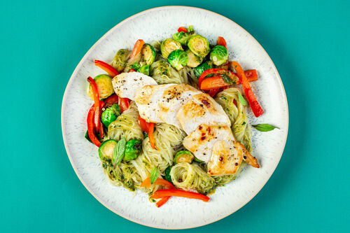 Hähnchennudeln mit Pfannengemüse in einem Pesto aus Thai-Basilikum und Miso