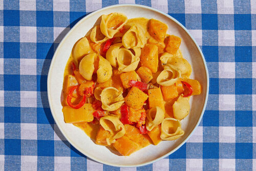One-Pot-Pasta in Käsesauce mit zartem Kürbis und Paprika