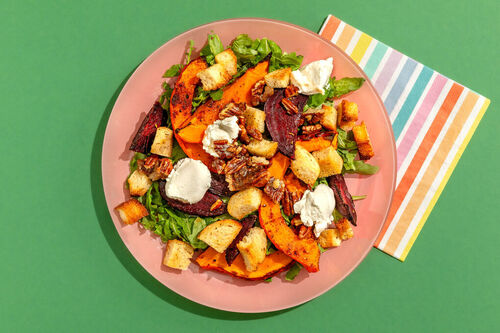 Kürbis-Bete-Panzanella mit cremigem Ricotta und Pekannüssen