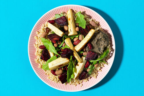 RS Wurzelröstgemüse an Auberginencreme serviert auf Bulgur und pfeffrigem Rucola