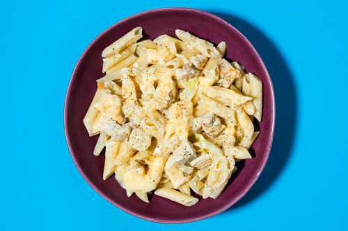 One-Pot-Linsenpasta mit Hähnchen mit Käsesauce und leckerem Fenchel