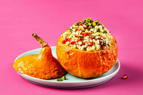 Gefüllter Hokkaidokürbis mit Granatapfel-Perlencouscous