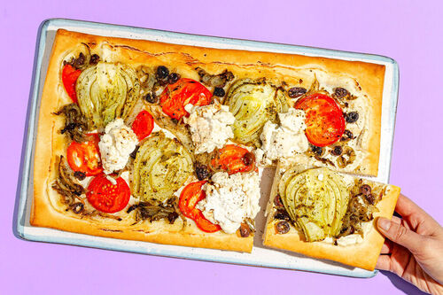 Würzige Fenchel-Ricotta-Pizza mit Zwiebeln und Tomaten