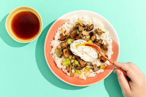 Pilz-Oyakodon mit pochiertem Ei an Sushireis und würziger Sojabrühe