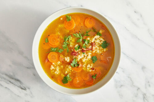 Herzhafte Brühe mit Speck und zartem Perlencouscous