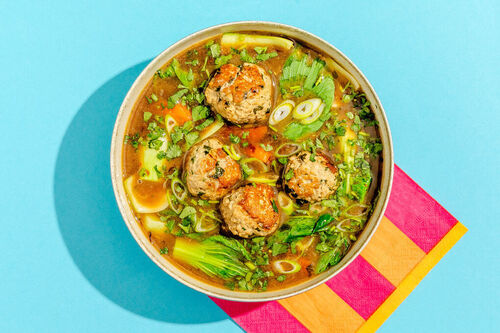 Asiatische Suppe mit Hackbällchen mit zartem Pak Choi und Koriander