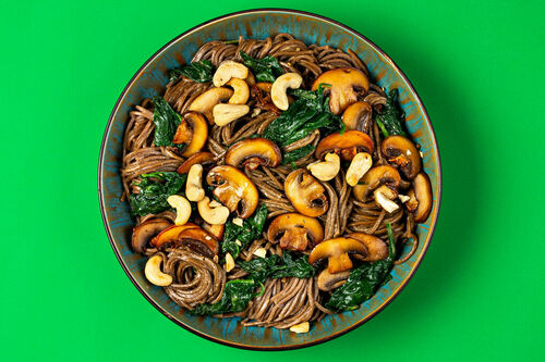 Nussig-feine Sobanudeln in Sesamsauce mit gebratenen Pilzen und Spinat