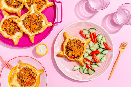 Rinderhack-Sfiha mit Süßkartoffel und Tahini an Tomaten-Gurken-Salat