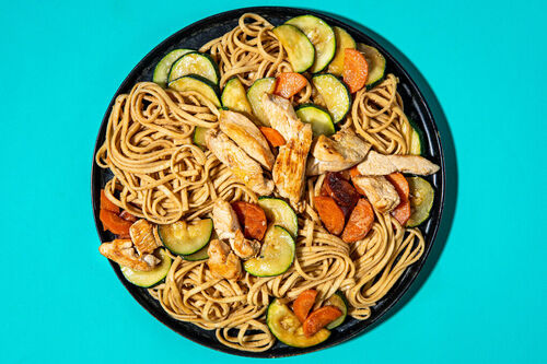 Kalte Udon-Nudeln mit Hähnchen an Gemüse und Sesam-Soja-Sauce