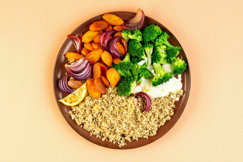 Röstgemüse mit zitronigem Tahini-Joghurt dazu Quinoa und Brokkoli