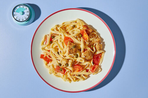 Kräuter-Alaska-Seelachs mit Tagliatelle und Tomaten in Zitronen-Kapern-Sauce