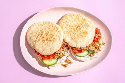 Pitasandwich mit Veggiehack und Tzatziki mit Gurke und Tomate
