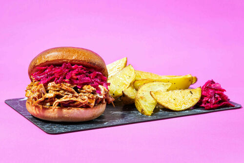 Saftiger BBQ-Hähnchen-Burger mit Kartoffelspalten und Rote-Bete-Salat