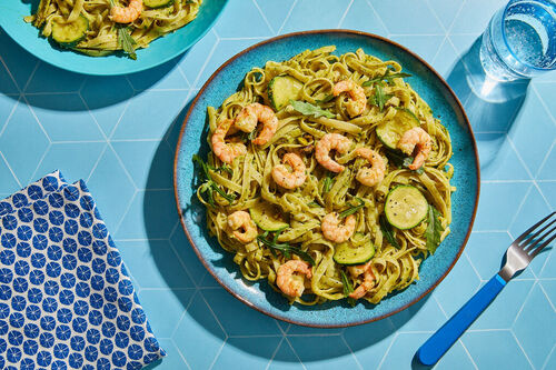 Garnelentagliatelle mit Pistazienpesto verfeinert mit Zucchini und Rucola