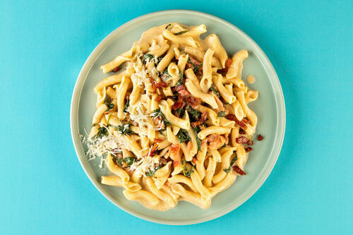 Vollkornfusilli mit Speck und Spinat in cremiger Tomatensauce