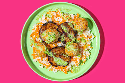 Ingwer-Hackbällchen an gerösteter Aubergine dazu Karottenreis und würzige Vinaigrette