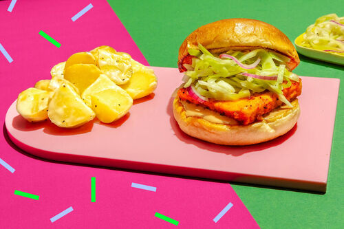 Cajun-Tofuburger mit BBQ-Sauce dazu Coleslaw und cremige Kartoffeln